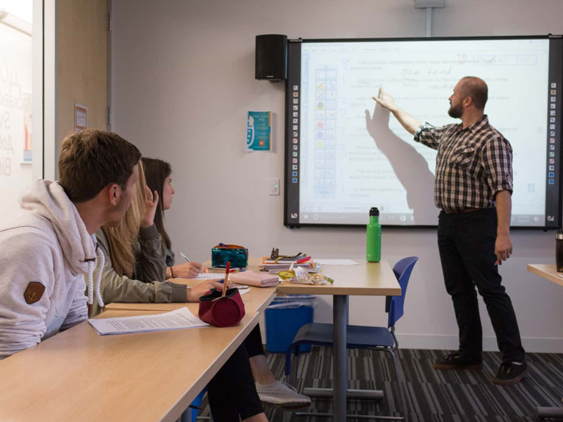 Lehrer erklärt Unterrichtsinhalte im Englischkurs der EC Los Angeles Sprachschule