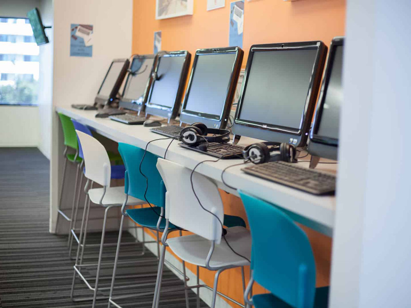 Computerarbeitsplätze für Sprachschüler an der EC English Sprachschule in Santa Monica