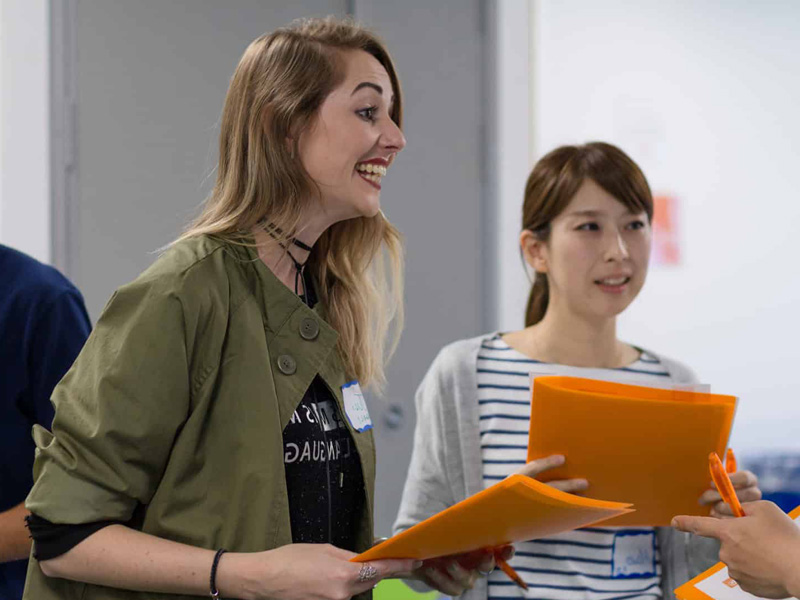 Sprachschülerinnen bei einer Gruppenaktivität an der EC English Santa Monica Sprachschule