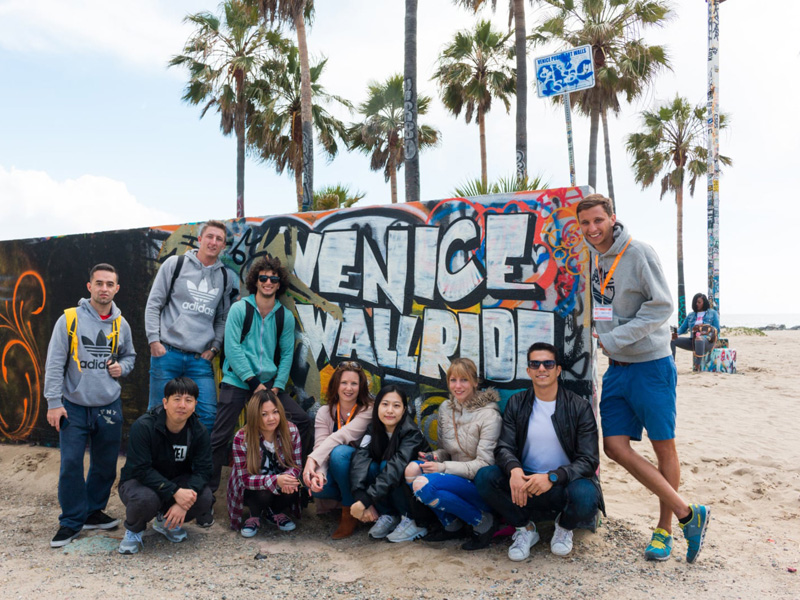 Internationale Sprachschüler der EC Santa Monica entdecken Venice Beach während ihrer Sprachreise