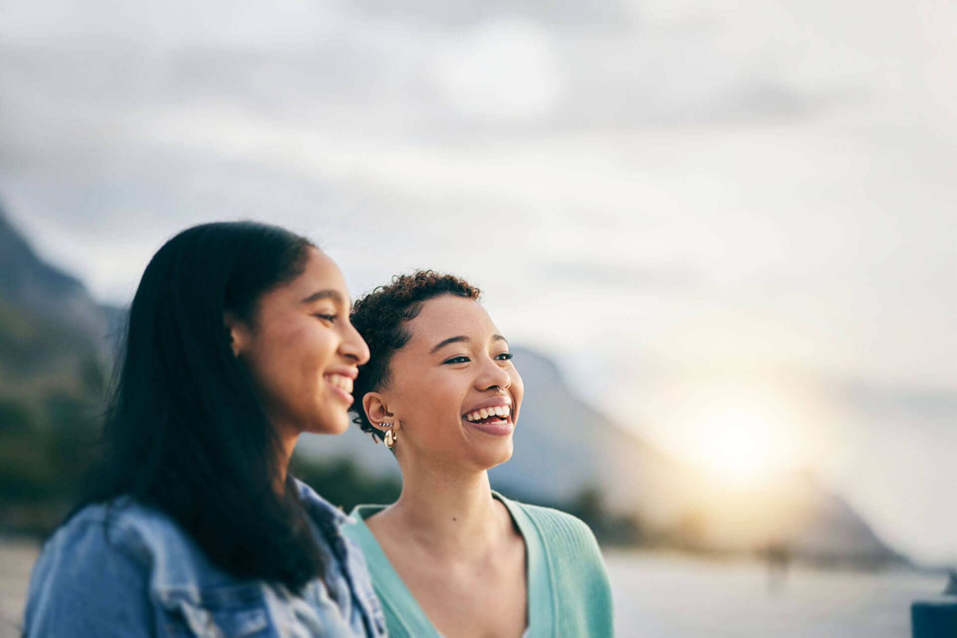 Sprachschülerinnen genießen den Sonnenuntergang am Strand von Santa Monica während einer Englisch Sprachreise mit EC English