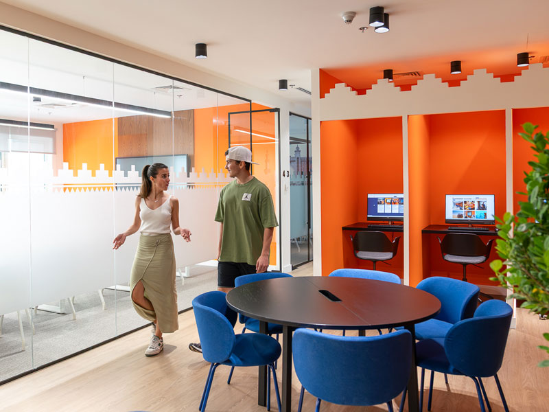 Zwei Studierende im Aufenthaltsbereich der EC Sprachschule Dubai mit Lernarbeitsplätzen