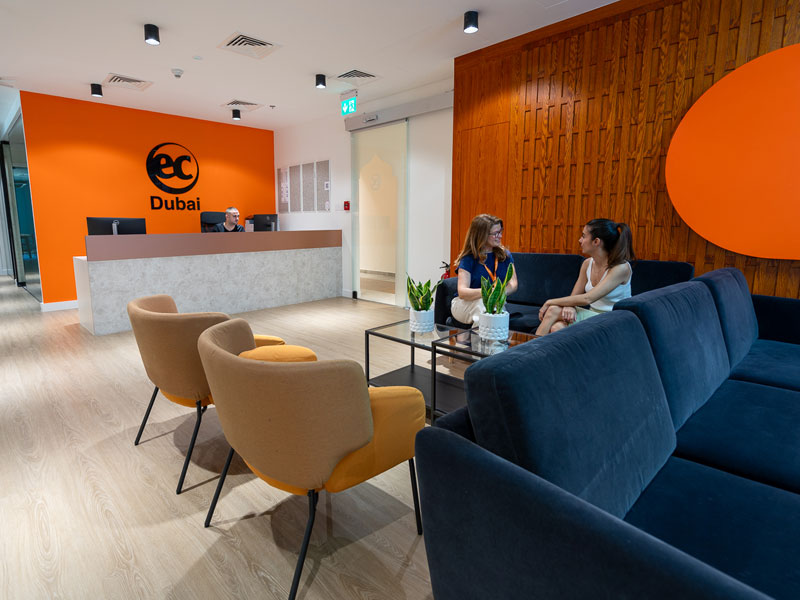 Empfangsbereich der EC Sprachschule Dubai mit Lounge und freundlicher Atmosphäre