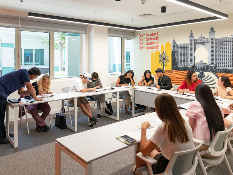 Empfangsbereich der EC Sprachschule Dubai mit Lounge und freundlicher Atmosphäre