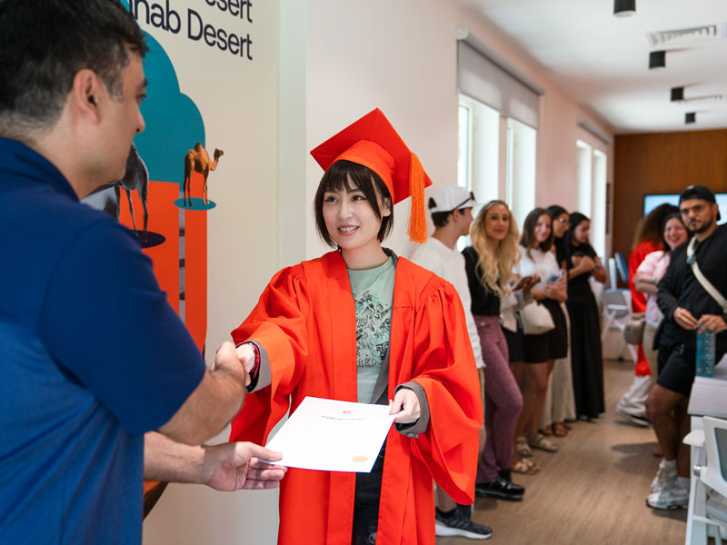 Zertifikatsverleih an der EC Sprachschule Dubai zum erfolgreichen Abschluss des Sprachkurses