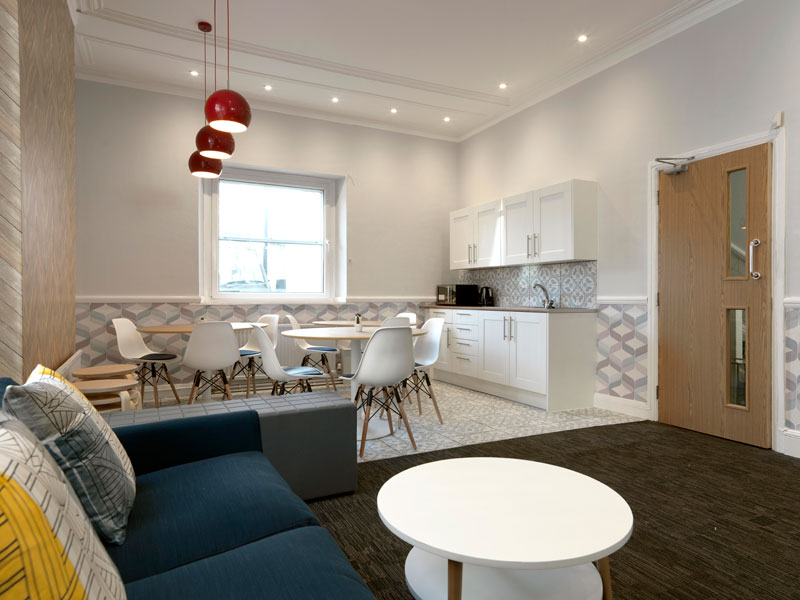 Gemeinschaftsraum der Sprachschule in Cardiff mit moderner Ausstattung