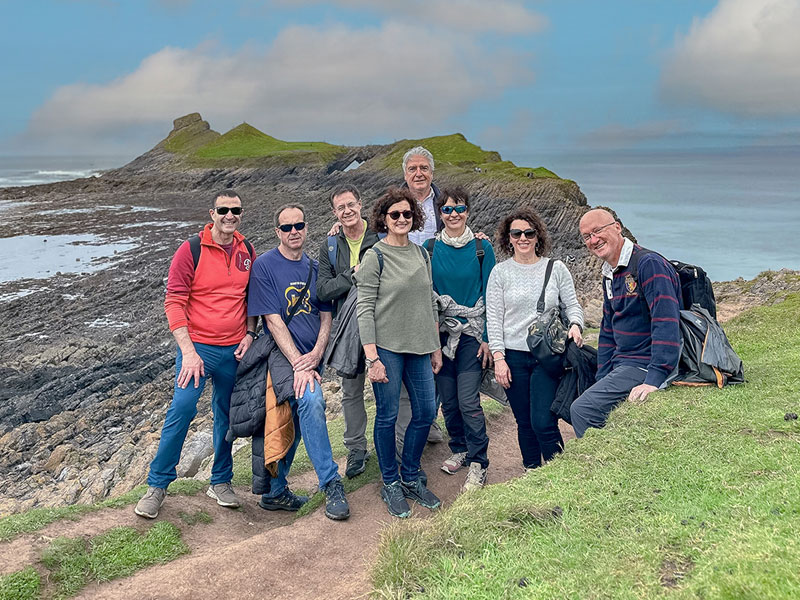 Erwachsene Sprachreisende erkunden gemeinsam die walisische Küste nach dem Sprachkurs