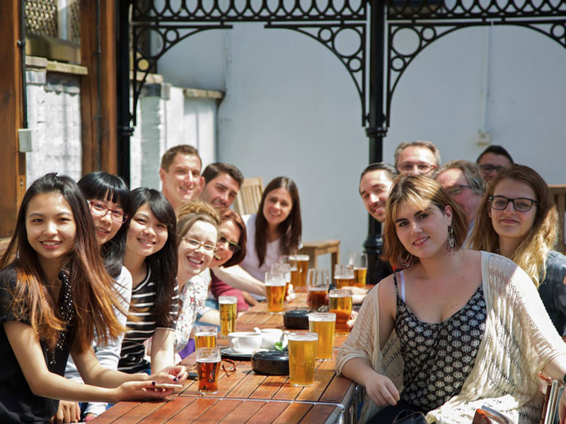 Sprachreiseteilnehmende treffen sich nach dem Unterricht im Pub in Cardiff