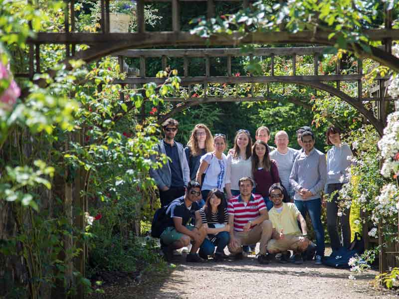Gruppe von Sprachschülerinnen und Sprachschülern bei einem Ausflug in den Botanischen Garten