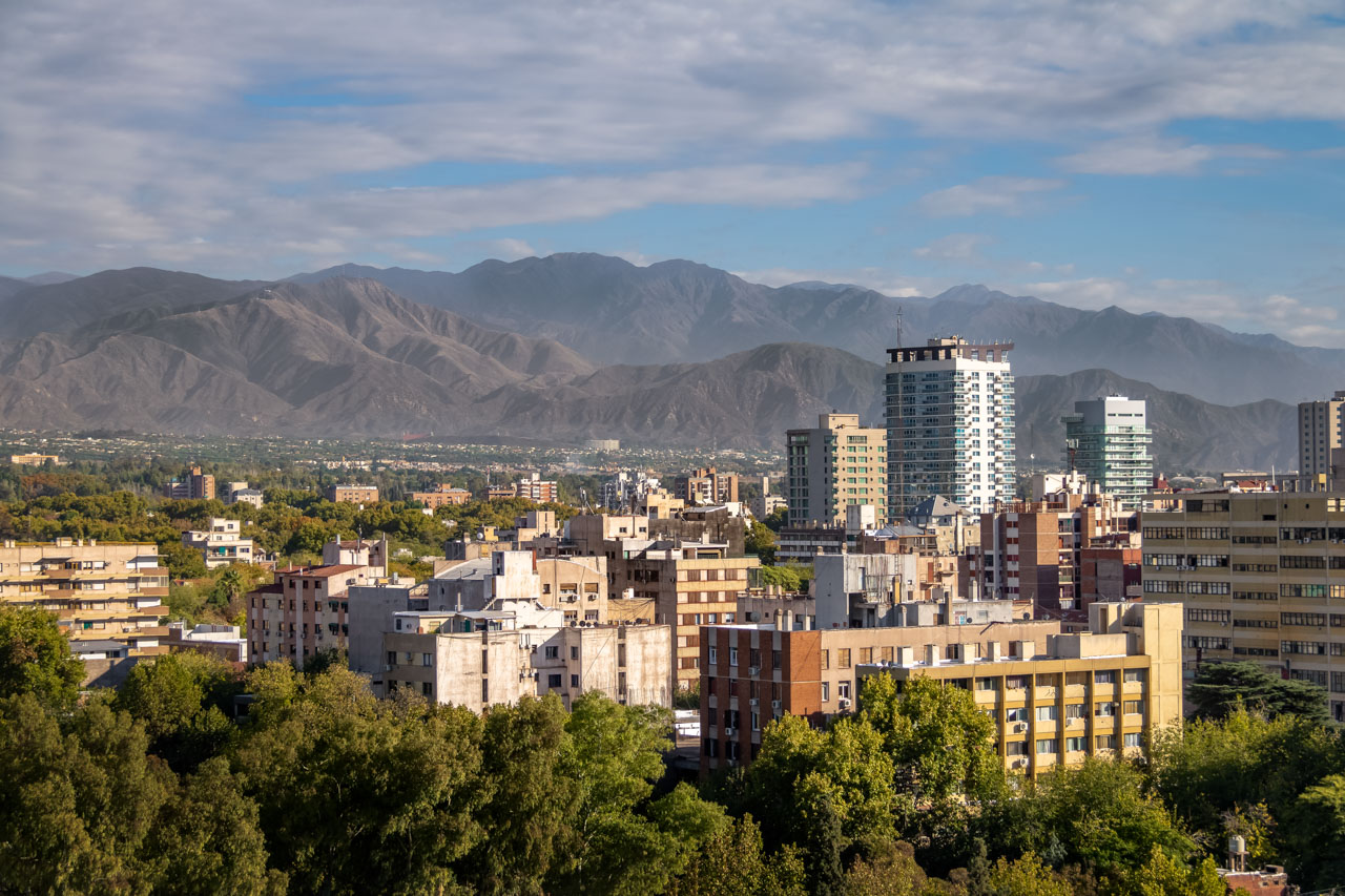 Skyline von Mendoza mit Bergen Spanisch lernen im Ausland