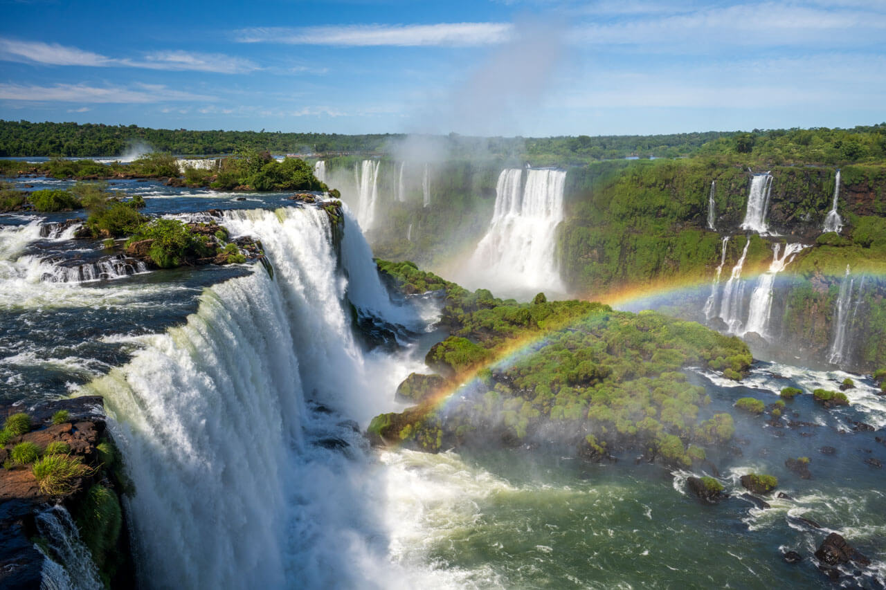 Iguazú Wasserfälle mit Regenbogen Sprachreise Natur erleben und Vokabeln trainieren