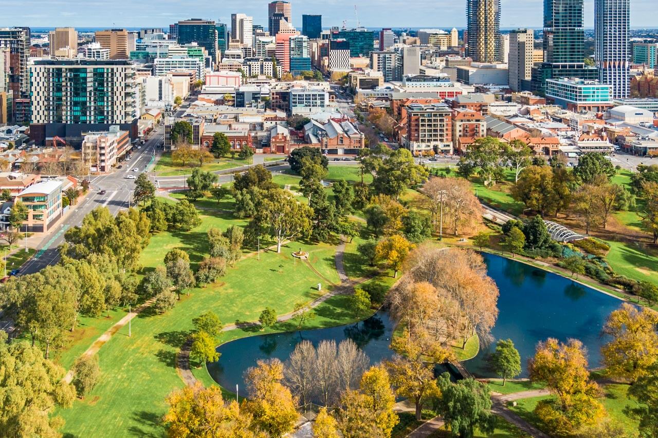 Luftbild vom Rymill Park mit See und Skyline in Adelaide, Unterricht vor Ort und Konversation üben im Grünen.