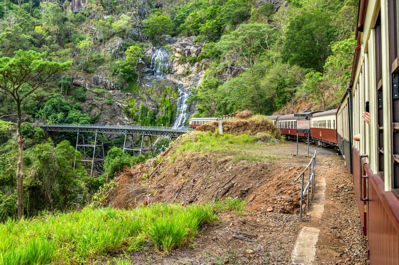 Historische Gebirgsbahn am Wasserfall bei Kuranda. Hörverstehen üben während der Exkursion.