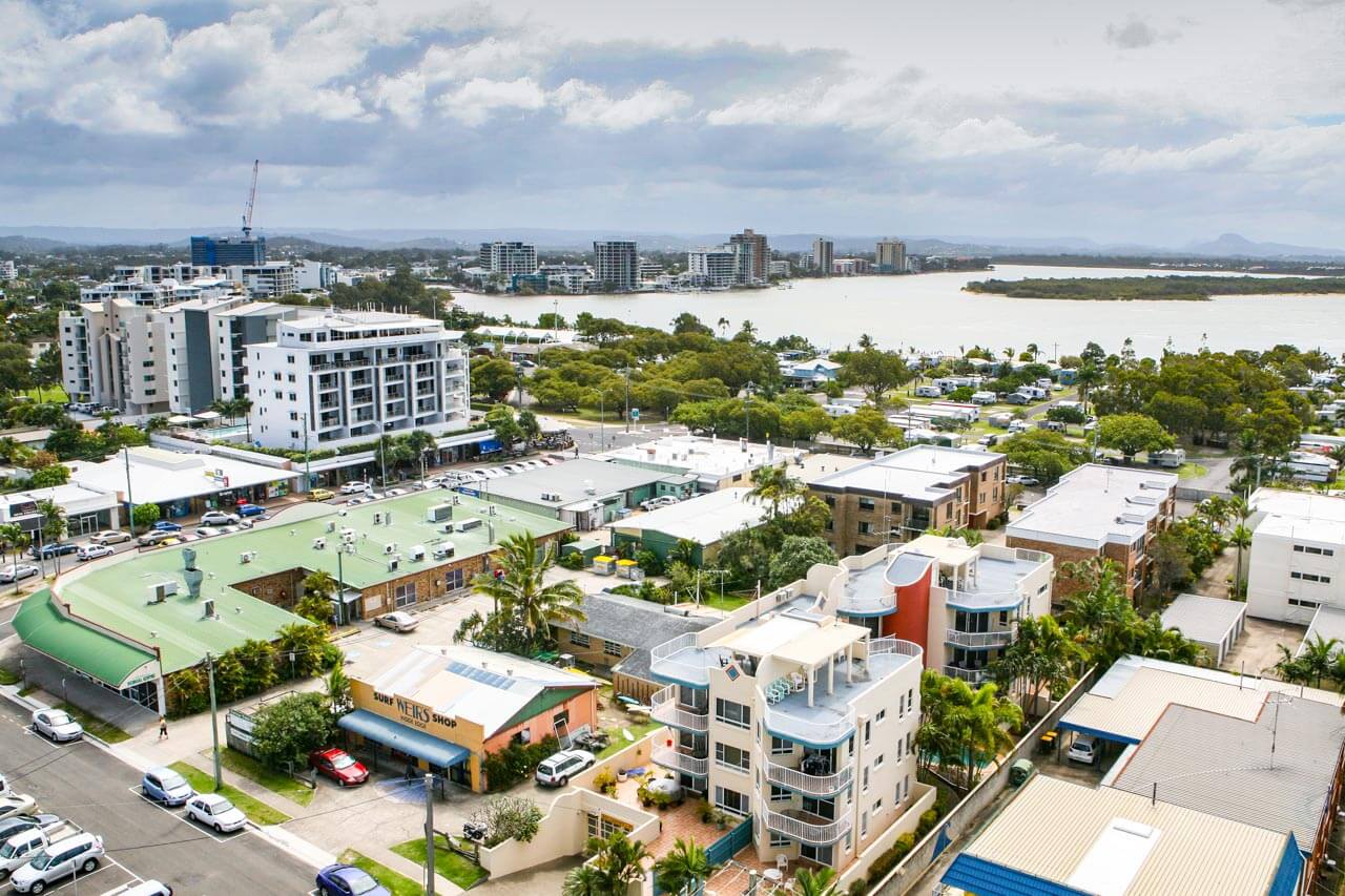 Stadtbild von Maroochydore mit Apartments und Fluss im Kontext einer Sprachreise Englisch im Ausland