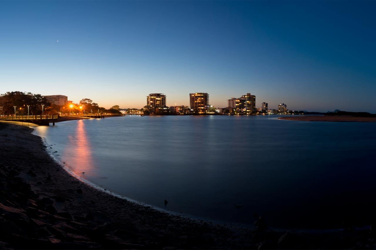 Nächtlicher Blick auf den Maroochy River und Skyline Maroochydore während einer Sprachreise Englisch