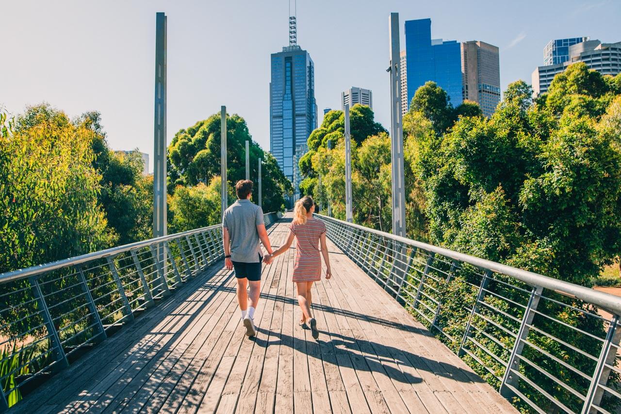 Paar auf Brücke mit Skyline, Sprachkurs in Melbourne, Exkursion nach dem Unterricht.