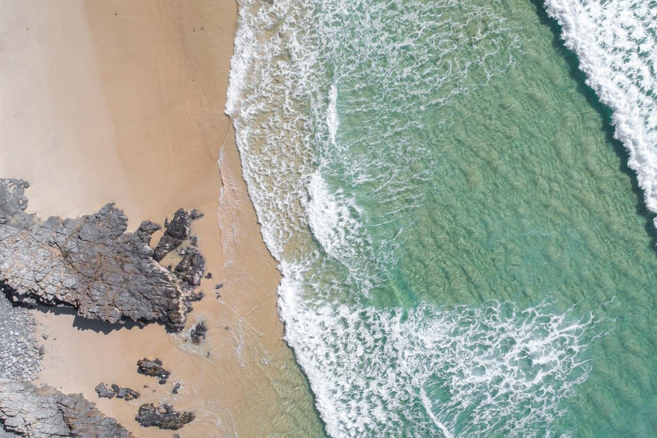 Luftaufnahme von Strand und Wellen in Noosa, entspannen nach dem Sprachkurs und Alltagssprache anwenden.