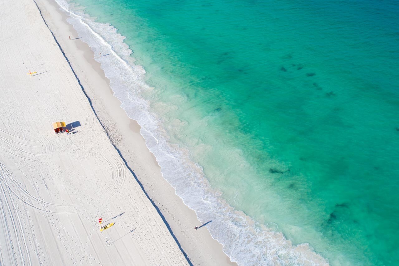 Luftaufnahme von Strand und Wellen in Noosa, entspannen nach dem Sprachkurs und Alltagssprache anwenden.
