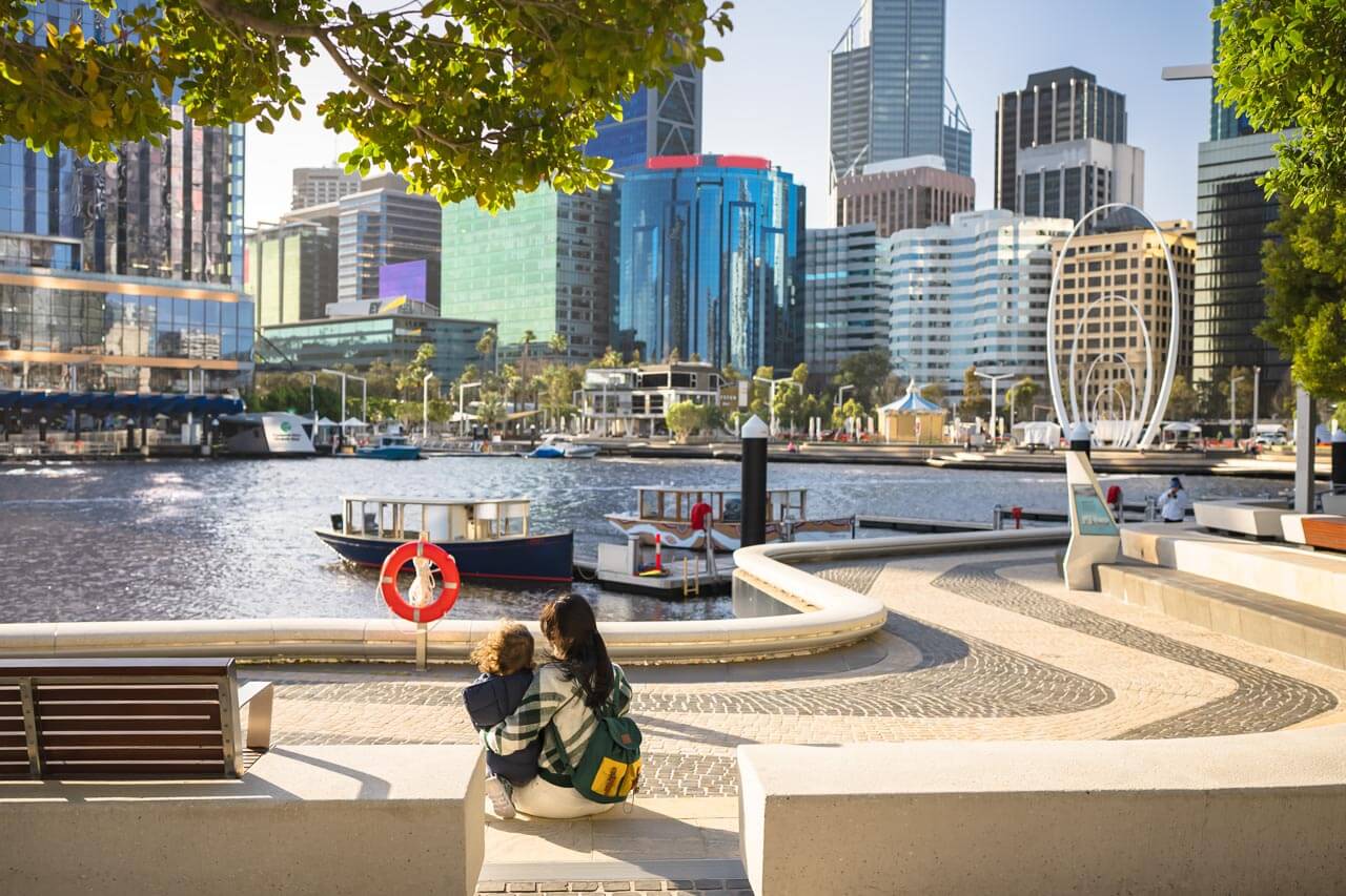 Familie mit Kind am Wasser in Perth passend zur Sprachreise Englisch im Ausland