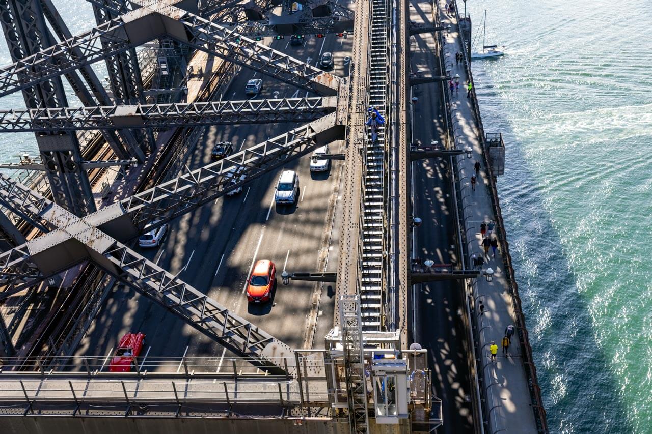 Stahlkonstruktion der Harbour Bridge in Sydney mit Verkehr, Pause vom Sprachkurs, Blick aufs Wasser.