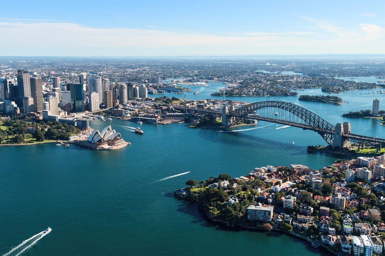 Luftaufnahme von Sydney mit Opernhaus und Harbour Bridge, Englischkurs vor Ort.