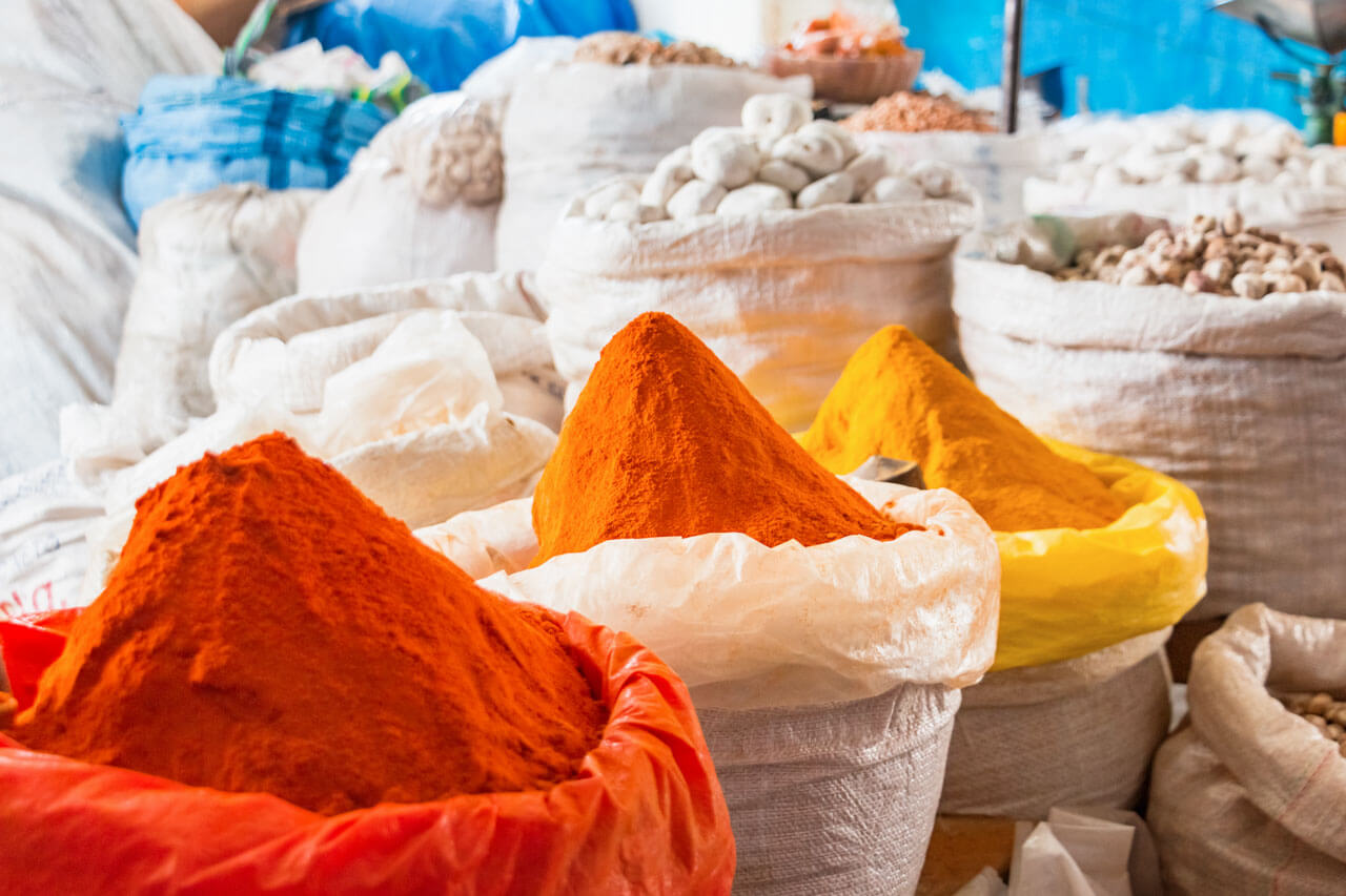 Bunte Gewürze auf Marktständen in Sucre Sprachreise Kultur erleben Schreibtraining