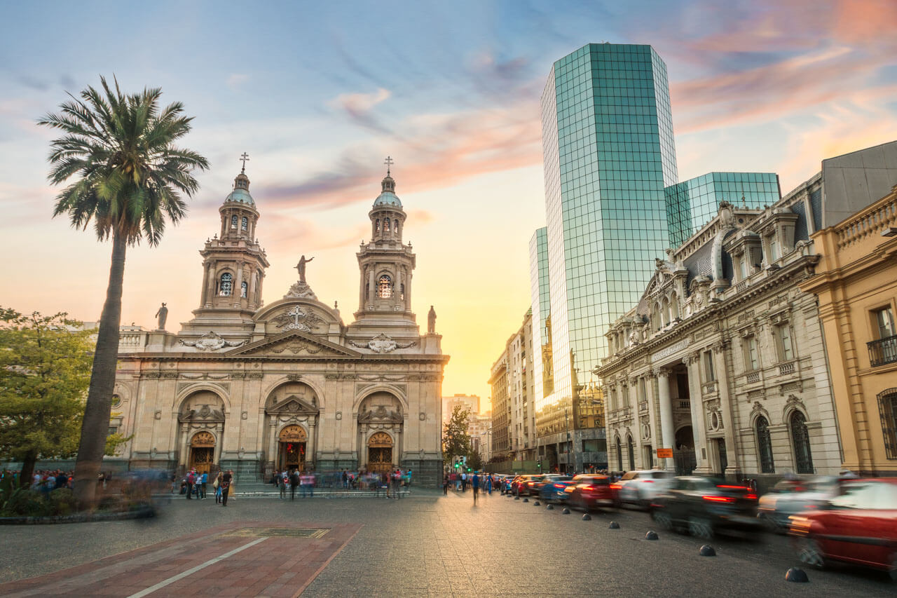 Plaza de Armas mit Kathedrale und historischen Gebäuden in Santiago de Chile, Sprachreise mit Kultur und Architektur erleben