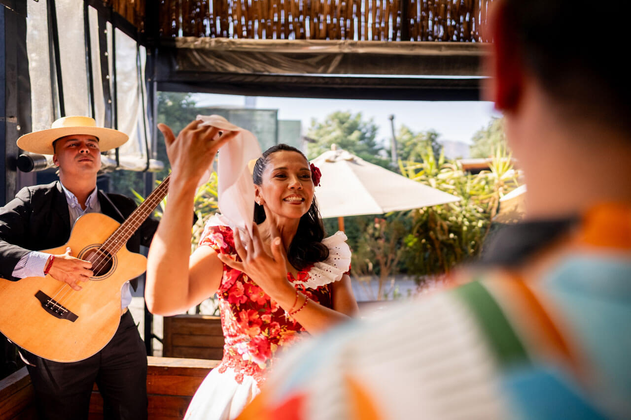 Traditioneller chilenischer Tanz mit Musik und Gitarre, lebendige Kultur während einer Sprachreise in Santiago