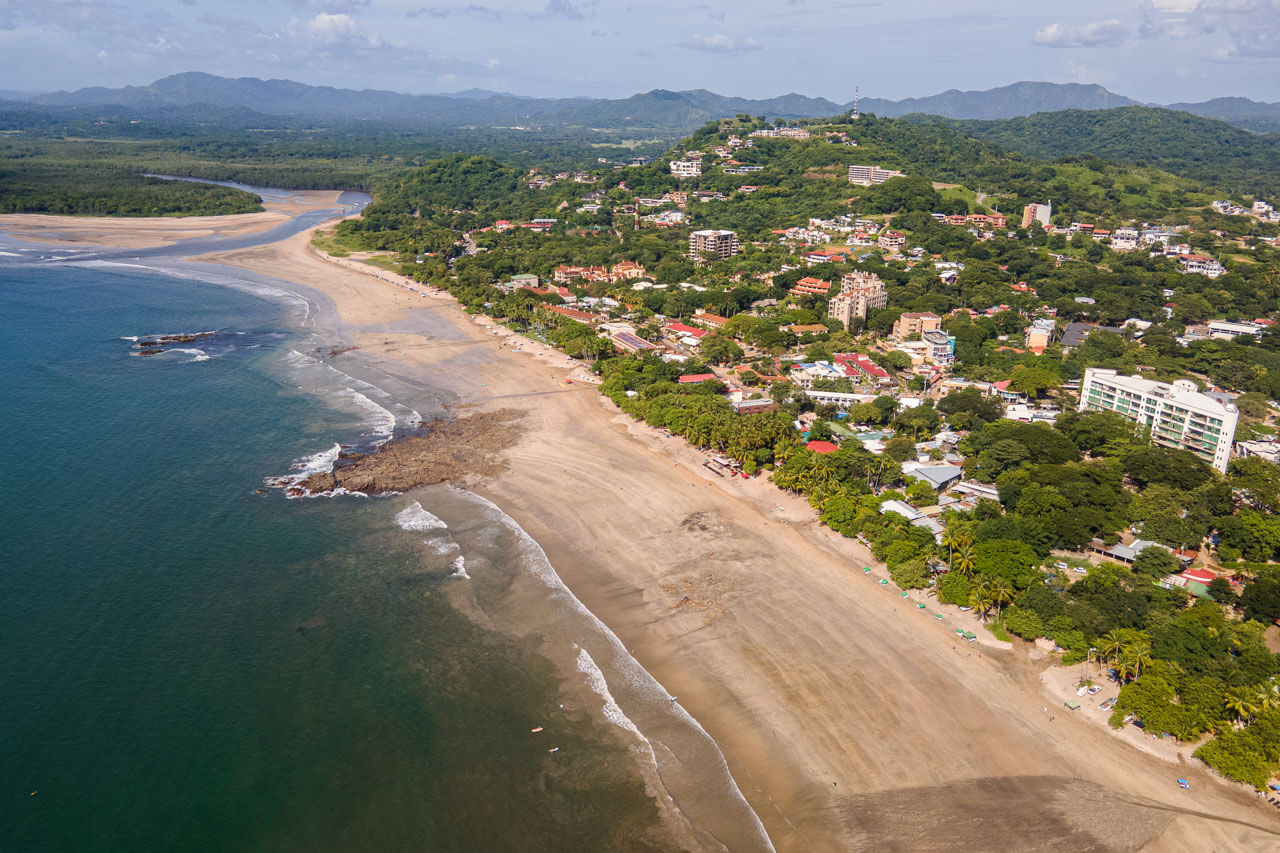 Blick auf Strand und Stadt Tamarindo Sprachkurs in entspannter Küstenatmosphäre