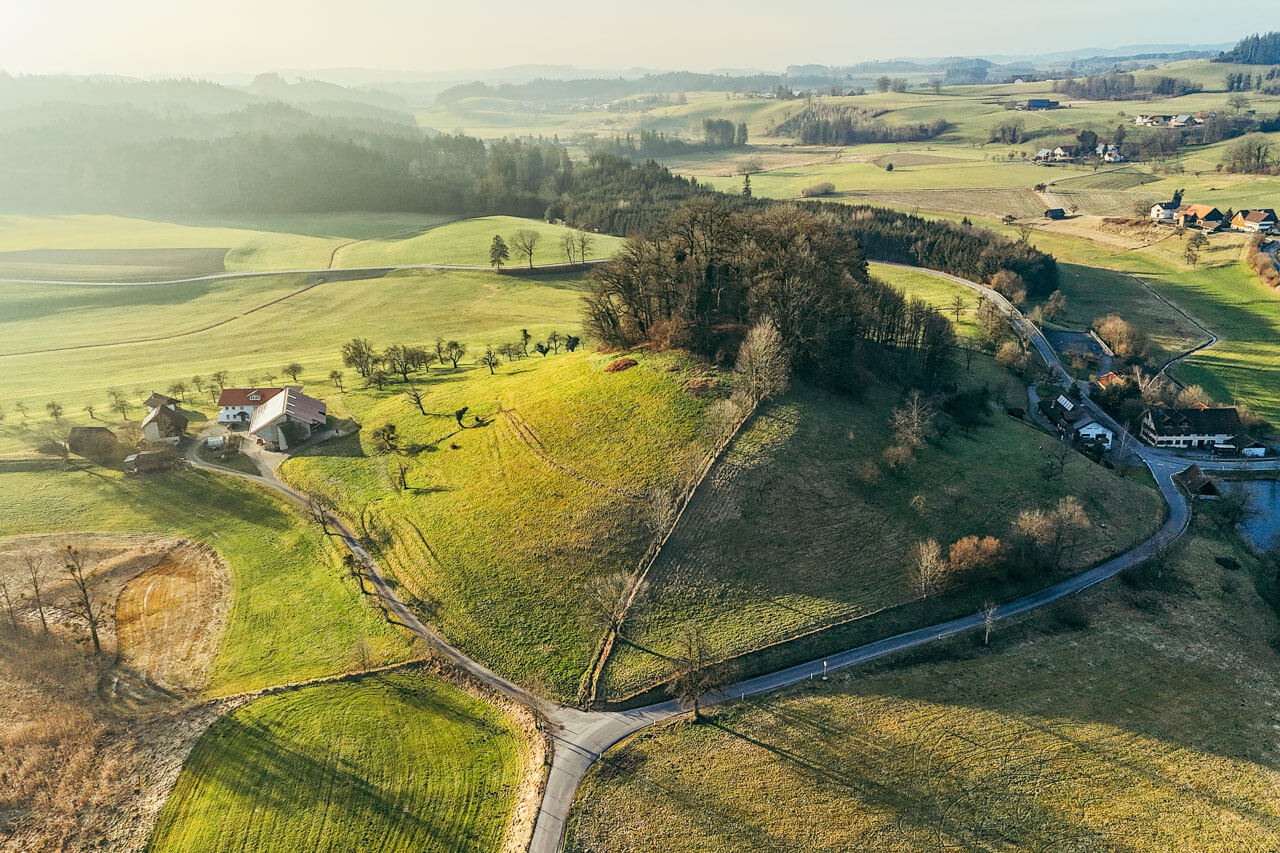 Hügellandschaft aus der Luft, Wortschatz zu Natur und Orientierung im Deutschkurs üben.