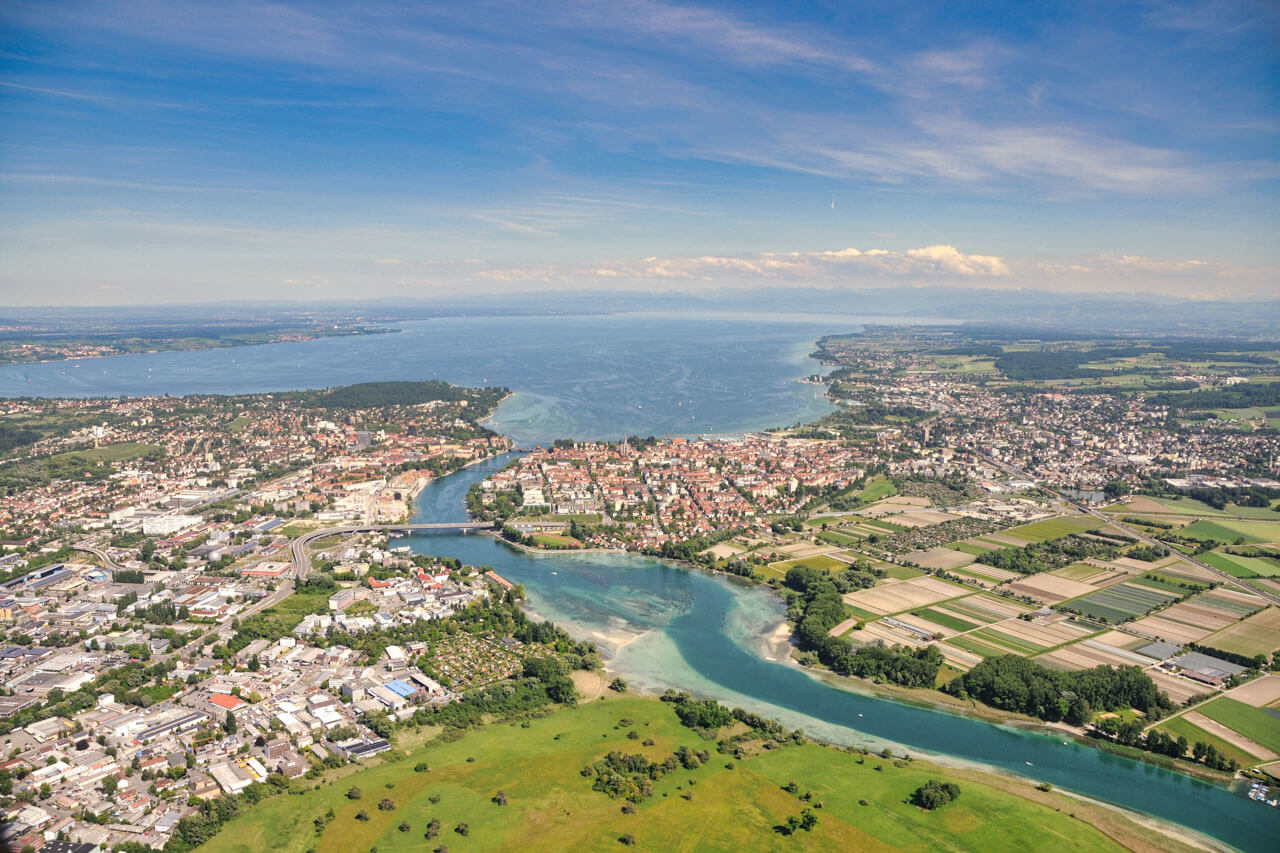 Luftbild über Altstadt, Rhein und Bodensee mit weitläufigen Feldern und Uferlinien