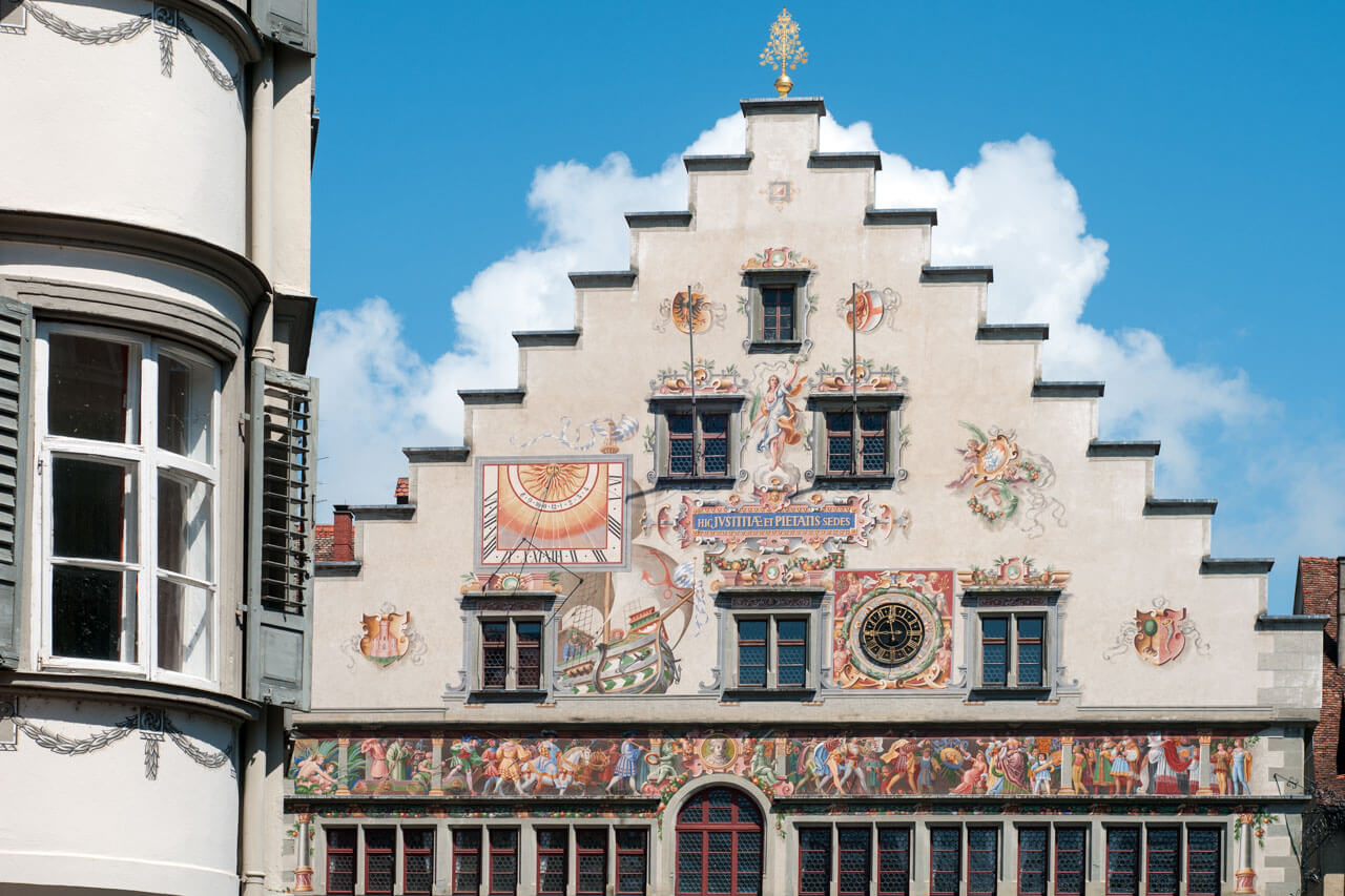 Reich bemalte Staffelgiebel-Fassade mit Sonnenuhr und Ziermalereien in der Altstadt