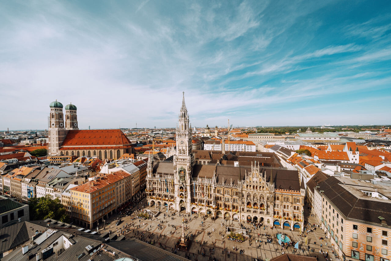 Marienplatz mit Neuem Rathaus und Frauenkirche aus der Vogelperspektive.