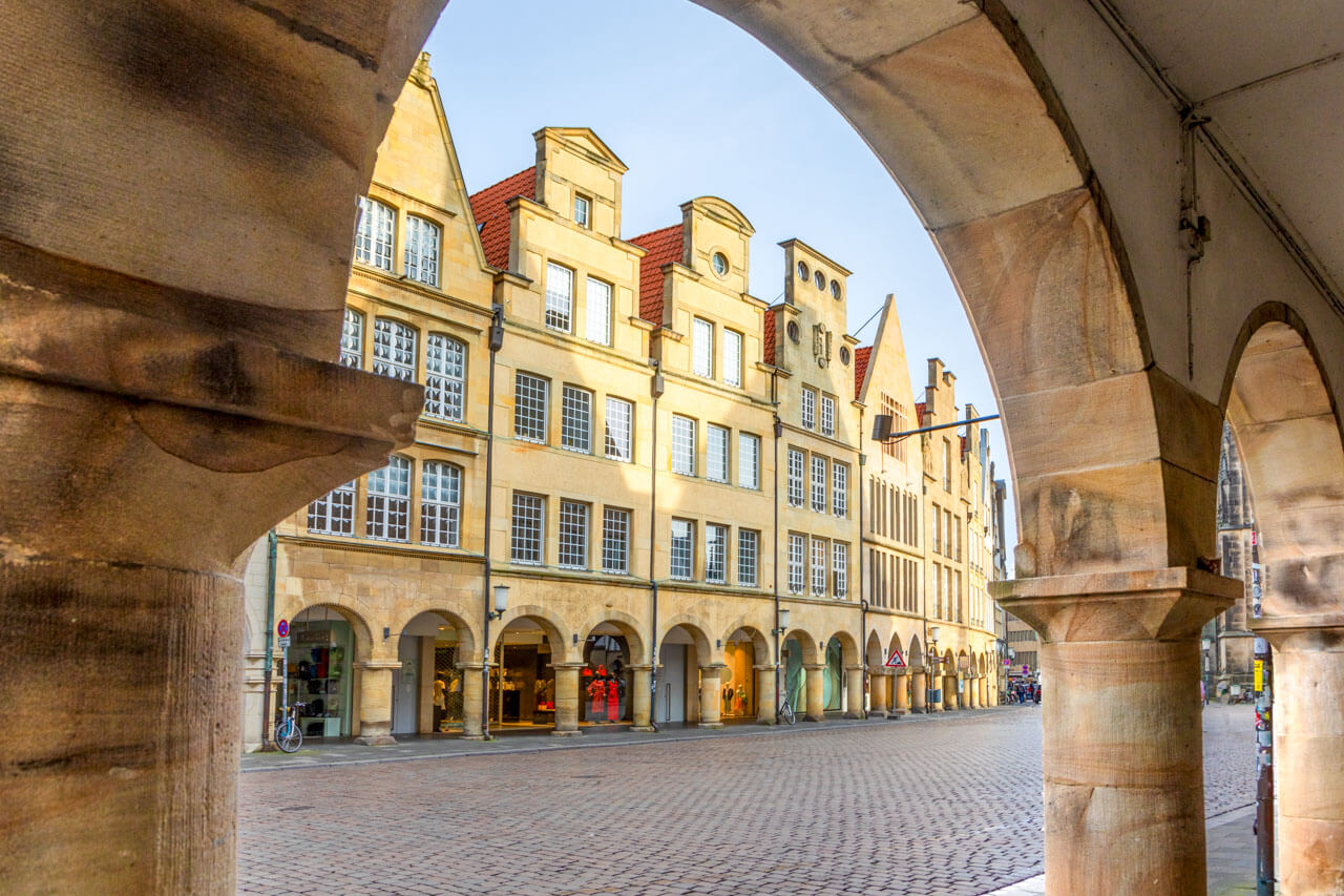 Historische Bogengänge mit Blick auf den Prinzipalmarkt in der Morgenstimmung.