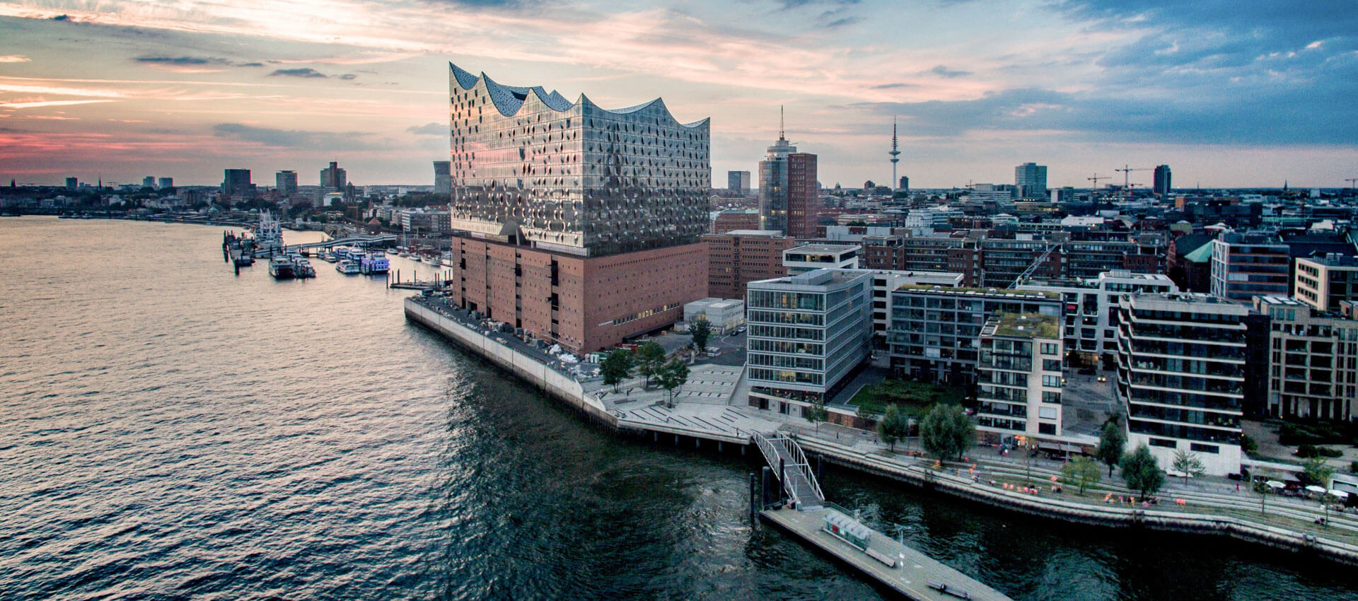 Elbphilharmonie am Hafen, Sprachreise Hamburg mit Deutsch lernen und Kultur entdecken.