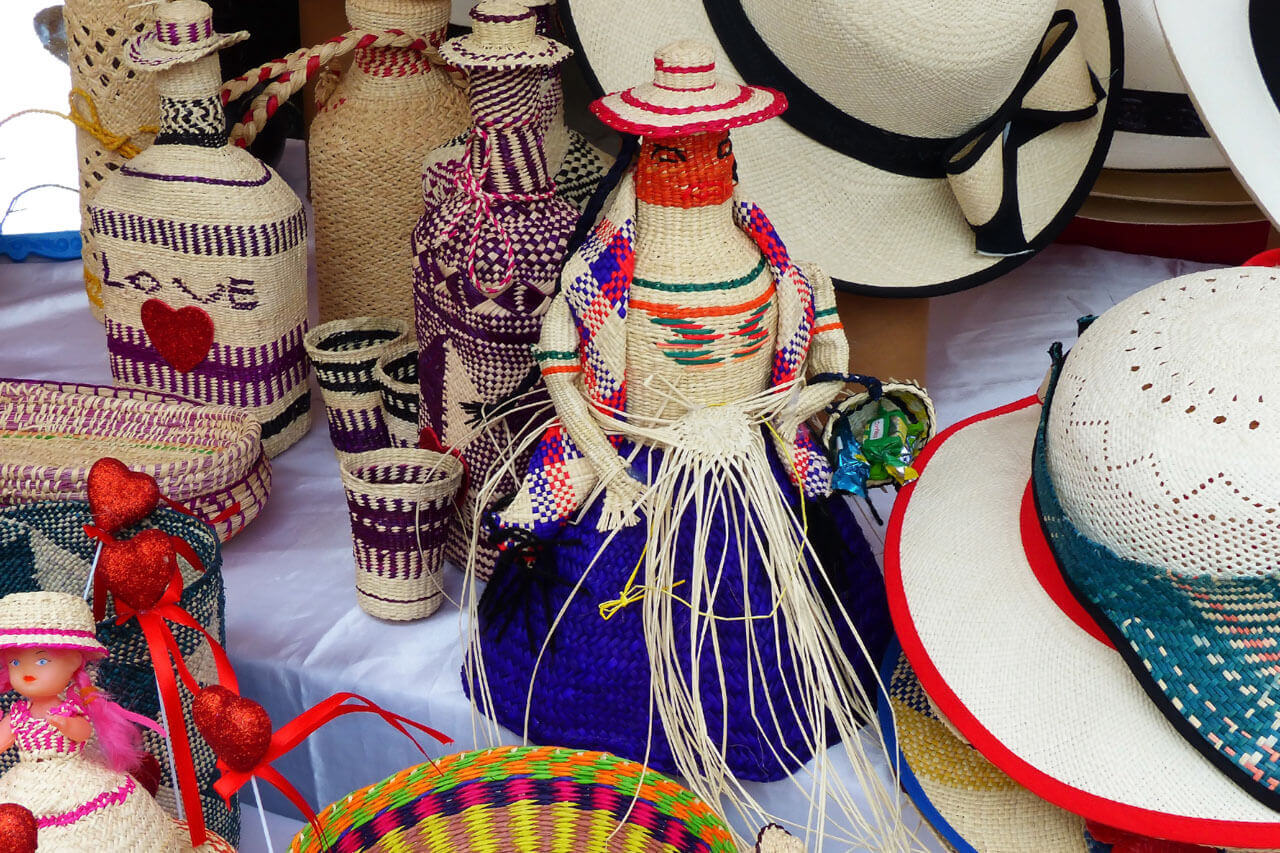 Geflochtene Strohhüte auf Markt in Cuenca Vokabeln rund um Kultur und Handwerk