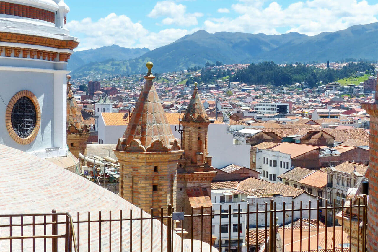 Stadtansicht von Cuenca mit Bergen im Hintergrund Sprachkurs in den Anden