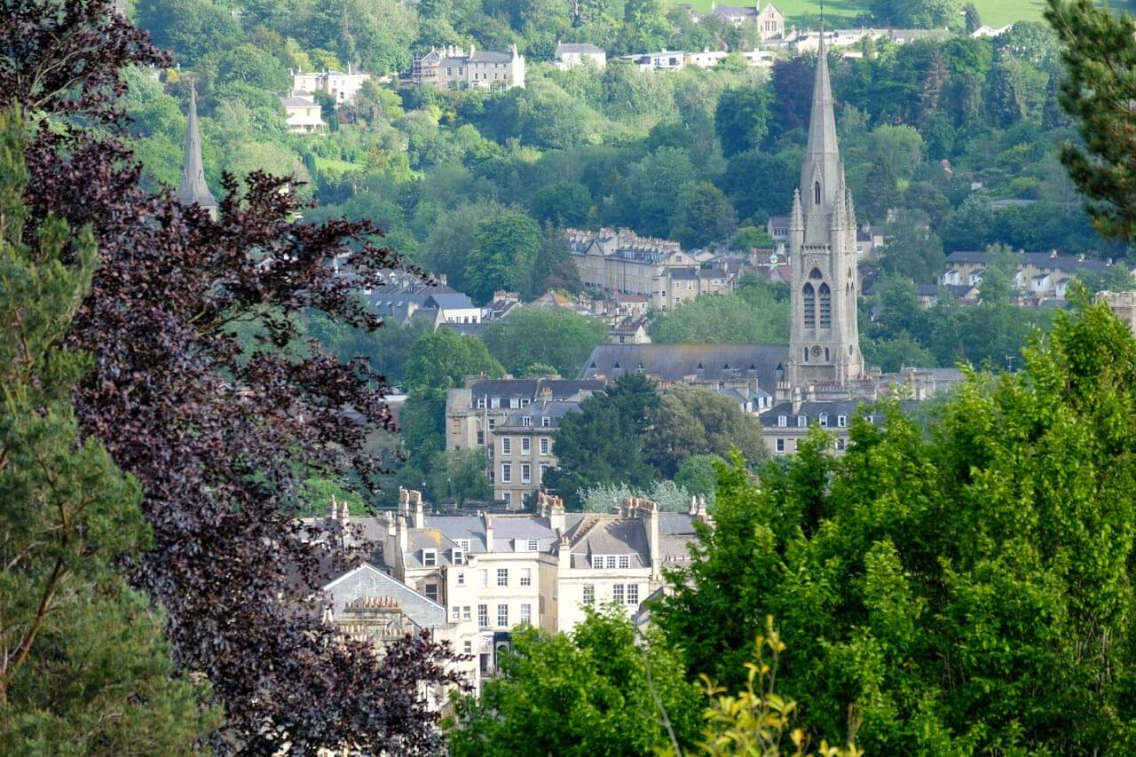 Grüner Ausblick auf die St. John’s Church, Bath – Englisch lernen und Kultur genießen