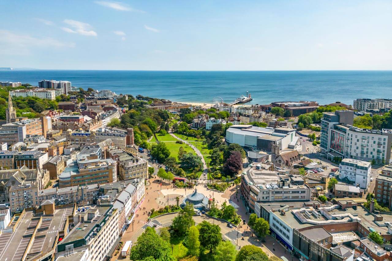 Bournemouth von oben mit Blick auf Meer und Stadt – Englisch lernen mit Urlaubsflair an der Südküste Englands
