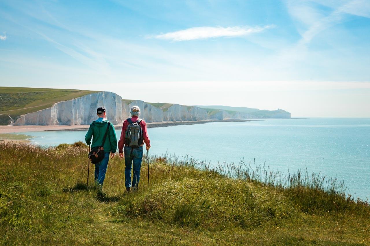 Zwei Wandernde an den Seven Sisters bei Brighton Exkursion nach dem Unterricht
