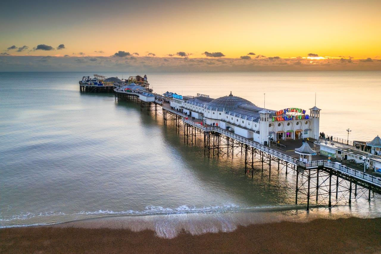 Brighton Palace Pier bei Sonnenuntergang ruhiges Meer Abendspaziergang nach dem Englischkurs