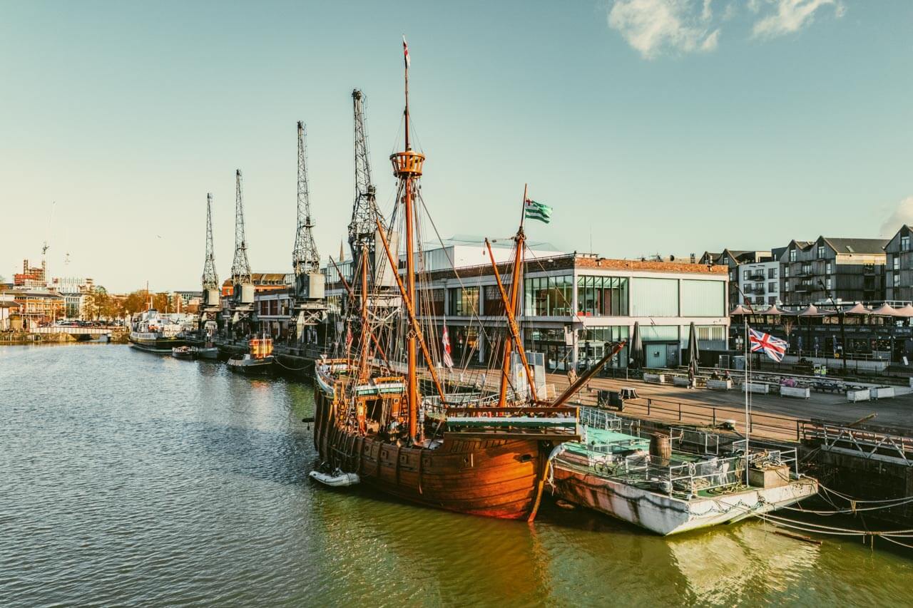 Historische Segelschiffe und Kräne im Hafen von Bristol Lernen in der Gruppe beim Museumsbesuch