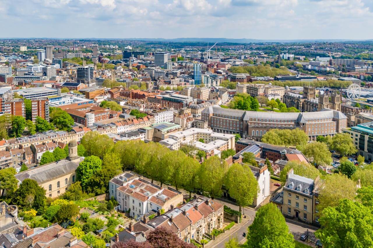 Luftaufnahme von Bristol mit Parks und Innenstadt Kursort für Englisch lernen in England