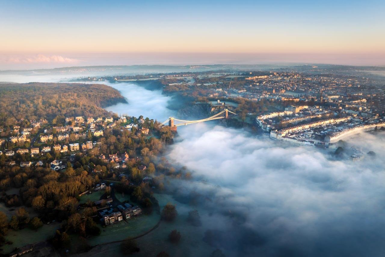 Bristol im Morgennebel mit Clifton Suspension Bridge Hörverstehen trainieren während der Sprachreise