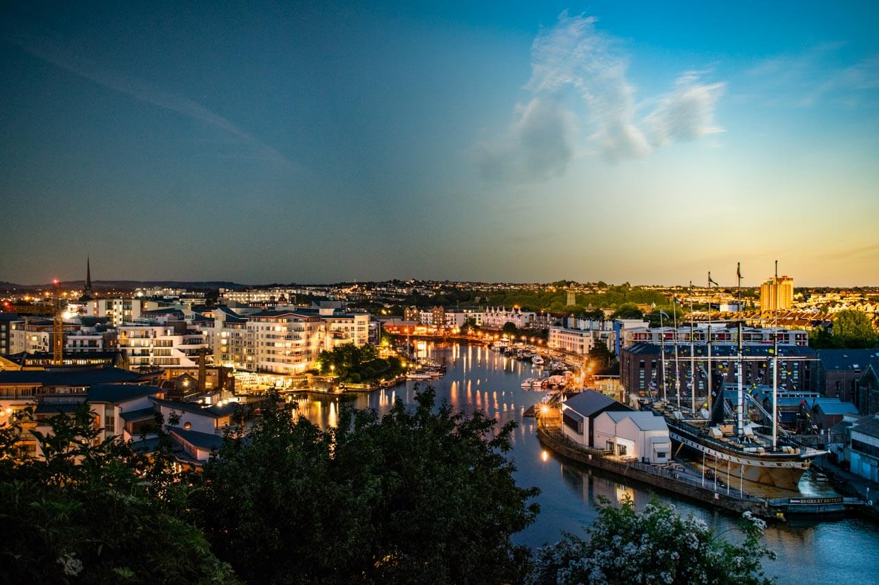 Abendliche Hafenansicht von Bristol mit beleuchteten Kais Vokabeln im Alltag anwenden nach dem Unterricht