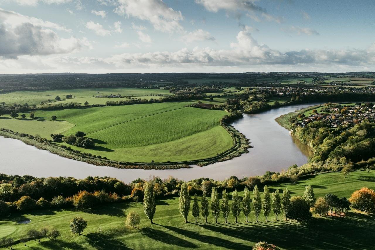 Flussbiegung bei Bristol mit grünen Feldern Exkursion ins Umland Grammatik im Kontext