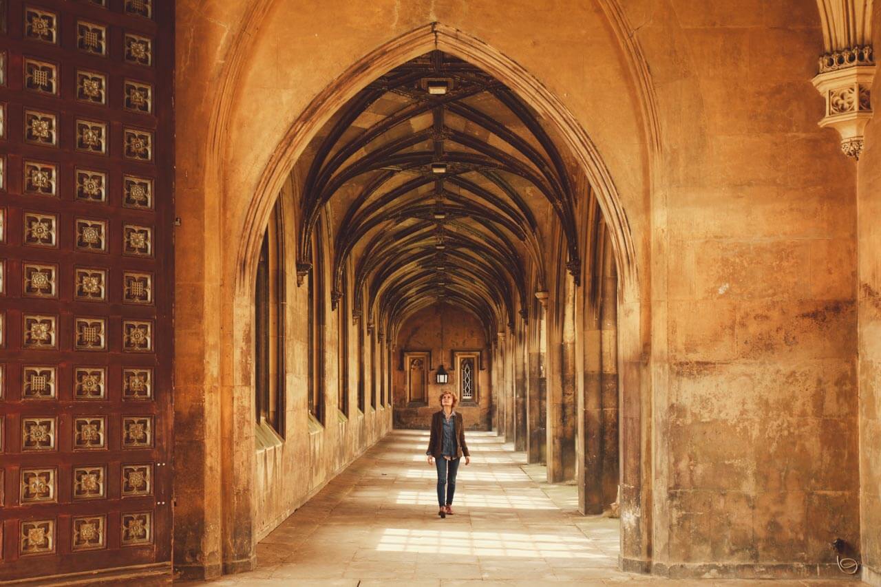 Gewölbegang eines Colleges in Cambridge Person im Kreuzgang Grammatik im Kontext entdecken