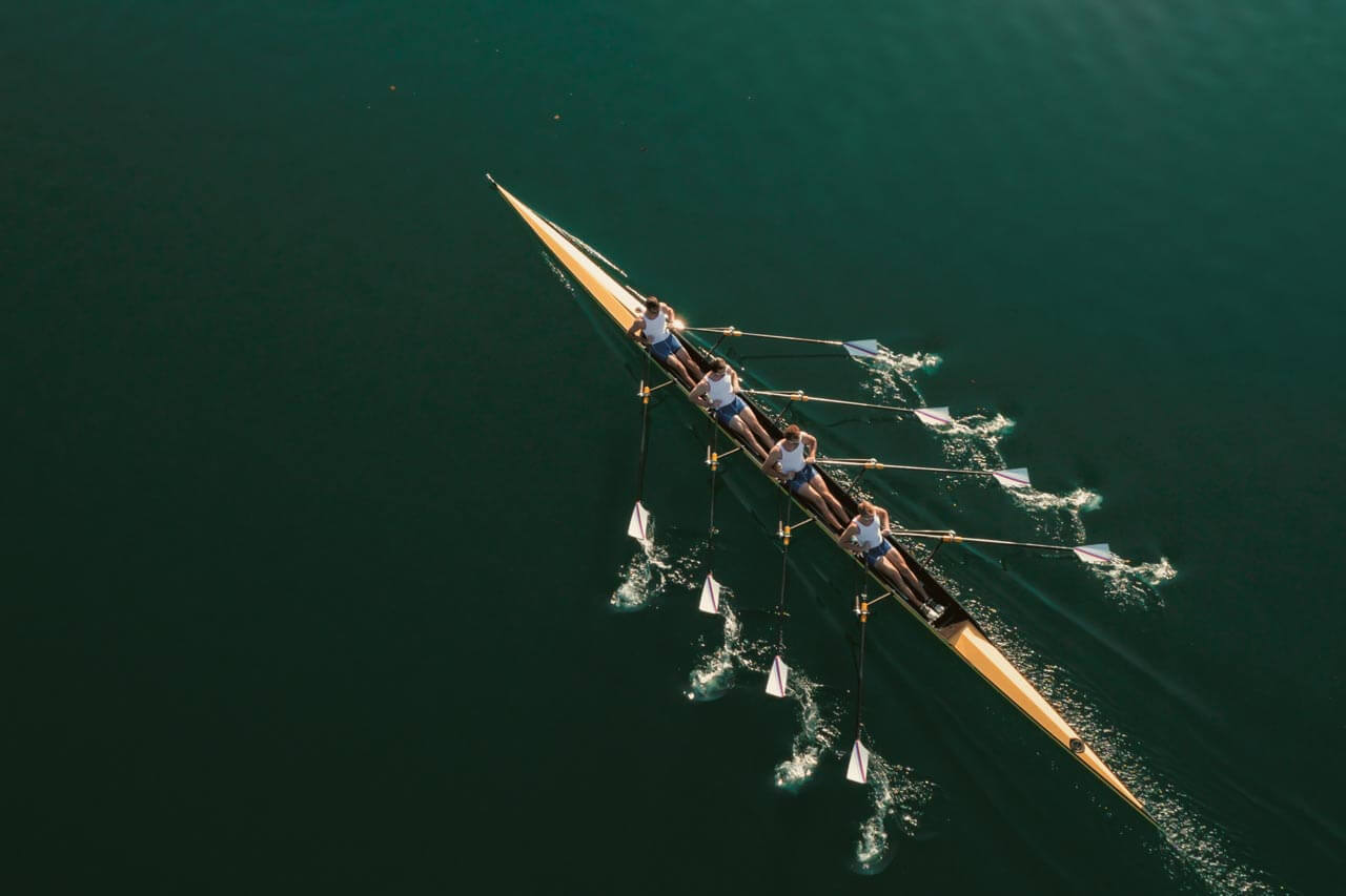 Ruderteam auf dem Fluss in Cambridge Teamarbeit nach dem Sprachkurs Hörverstehen und Konversation
