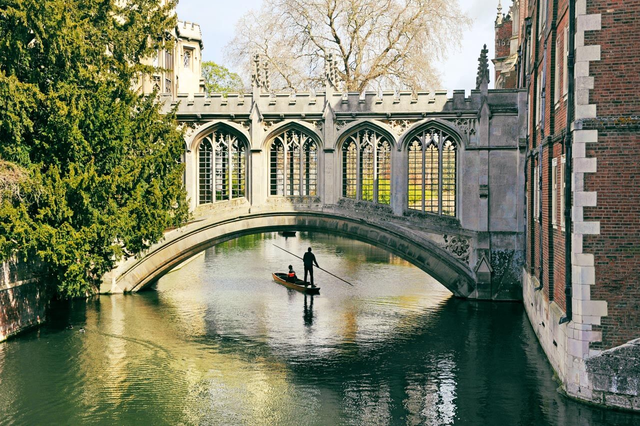 Punting unter der Bridge of Sighs in Cambridge Aussprache üben auf dem Fluss nach dem Sprachkurs