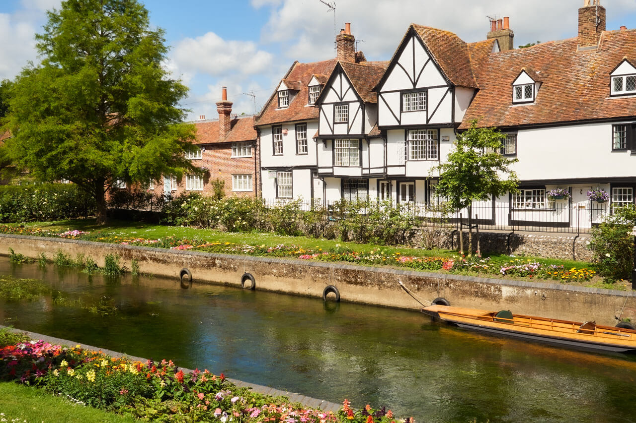 Historische Fachwerkhäuser am Fluss Englisch lernen im Ausland